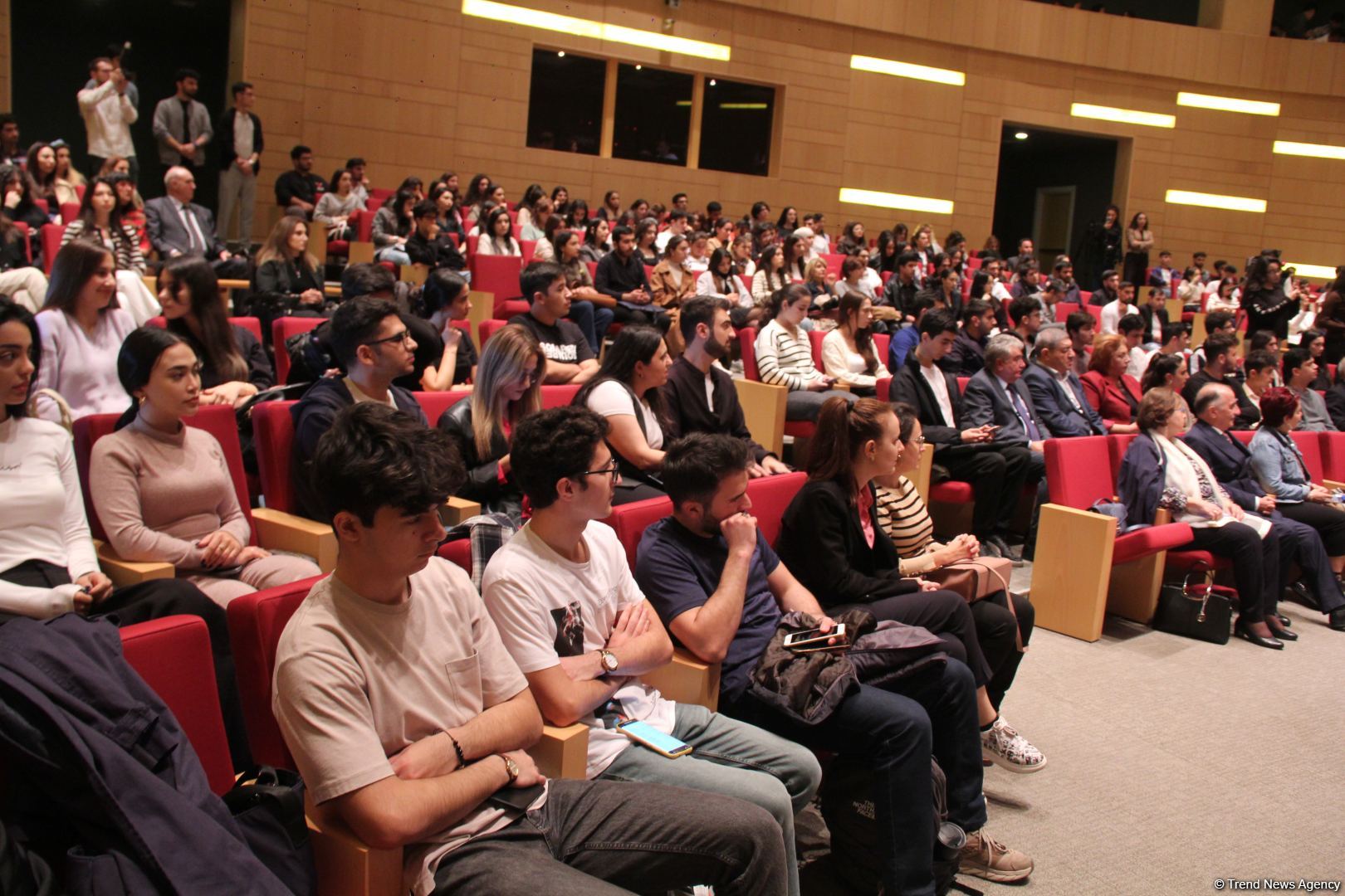 В Университете ADA прошел концерт мастеров искусств, посвященный Дню Победы (ФОТО)