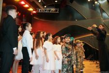 Воспитанники Фидан Гаджиевой выступили с концертом в честь Дня Победы и Дня Государственного флага (ВИДЕО, ФОТО)