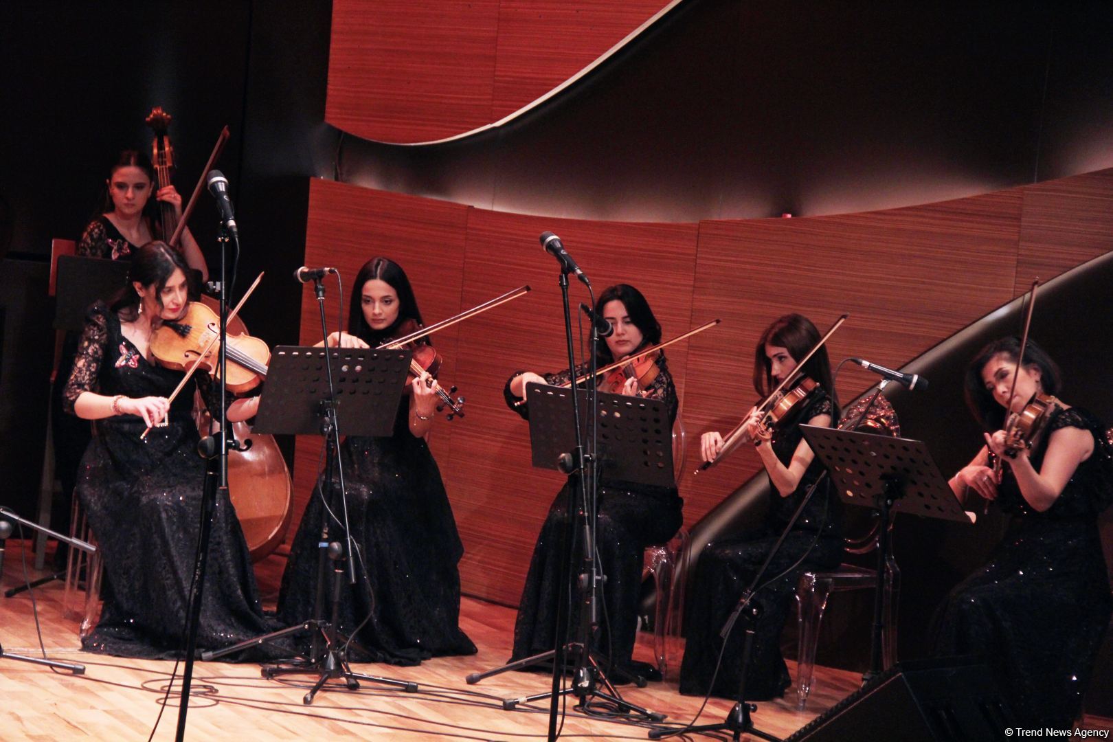 Воспитанники Фидан Гаджиевой выступили с концертом в честь Дня Победы и Дня Государственного флага (ВИДЕО, ФОТО)