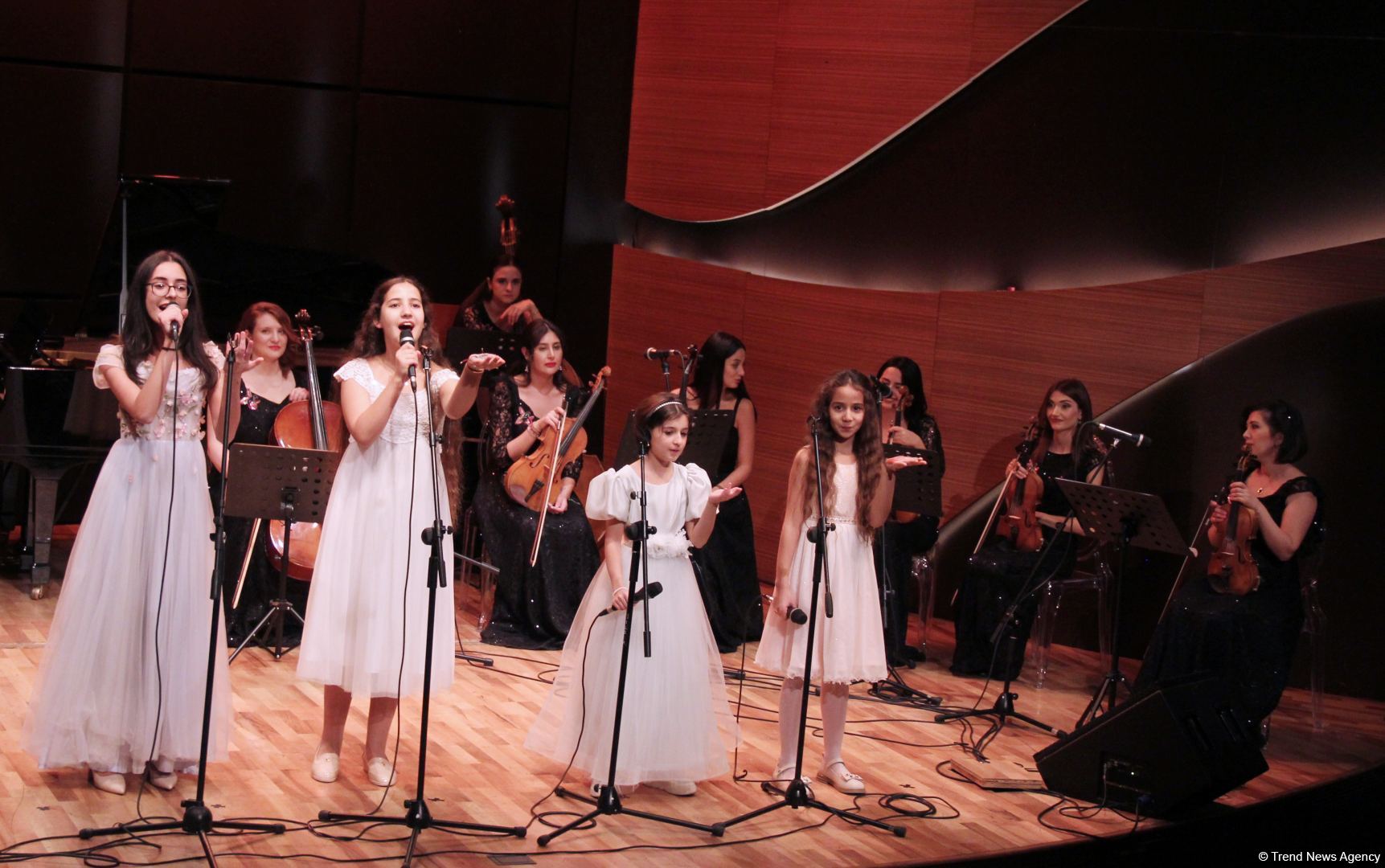 Воспитанники Фидан Гаджиевой выступили с концертом в честь Дня Победы и Дня Государственного флага (ВИДЕО, ФОТО)