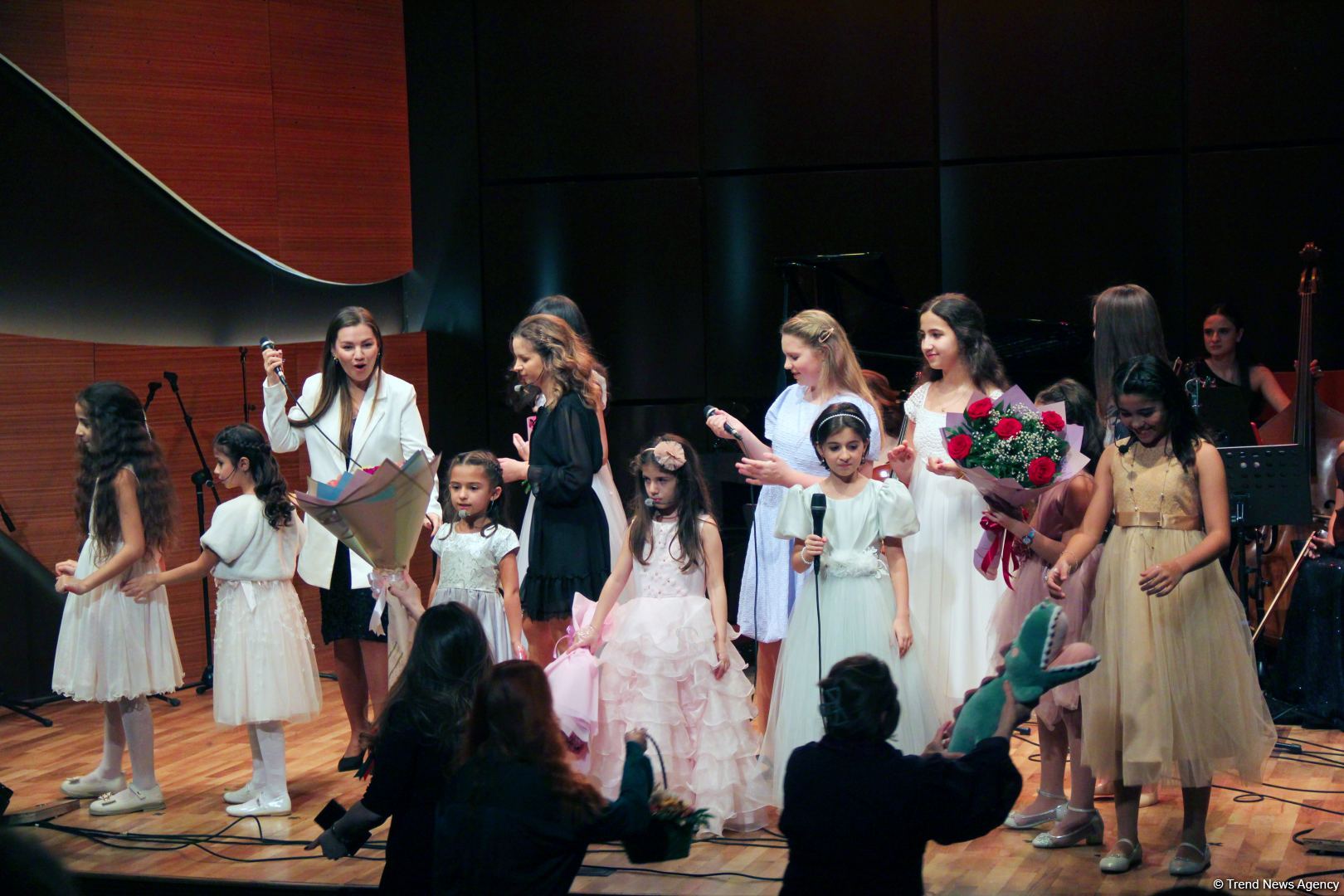 Воспитанники Фидан Гаджиевой выступили с концертом в честь Дня Победы и Дня Государственного флага (ВИДЕО, ФОТО)