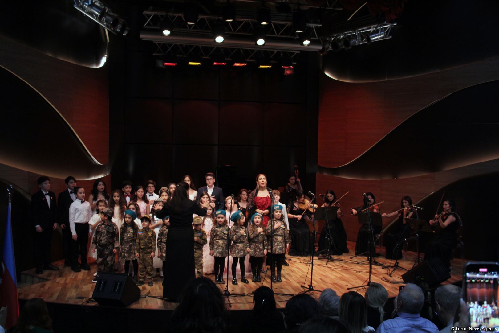 Воспитанники Фидан Гаджиевой выступили с концертом в честь Дня Победы и Дня Государственного флага (ВИДЕО, ФОТО)