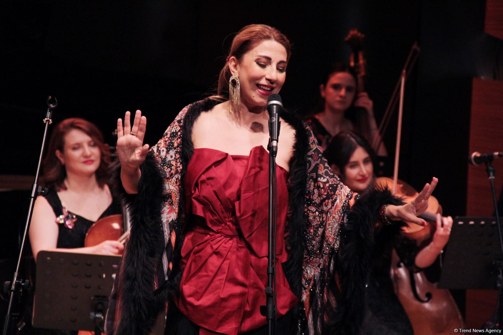 Воспитанники Фидан Гаджиевой выступили с концертом в честь Дня Победы и Дня Государственного флага (ВИДЕО, ФОТО)