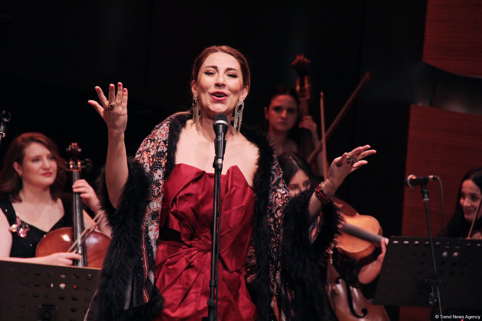 Воспитанники Фидан Гаджиевой выступили с концертом в честь Дня Победы и Дня Государственного флага (ВИДЕО, ФОТО)