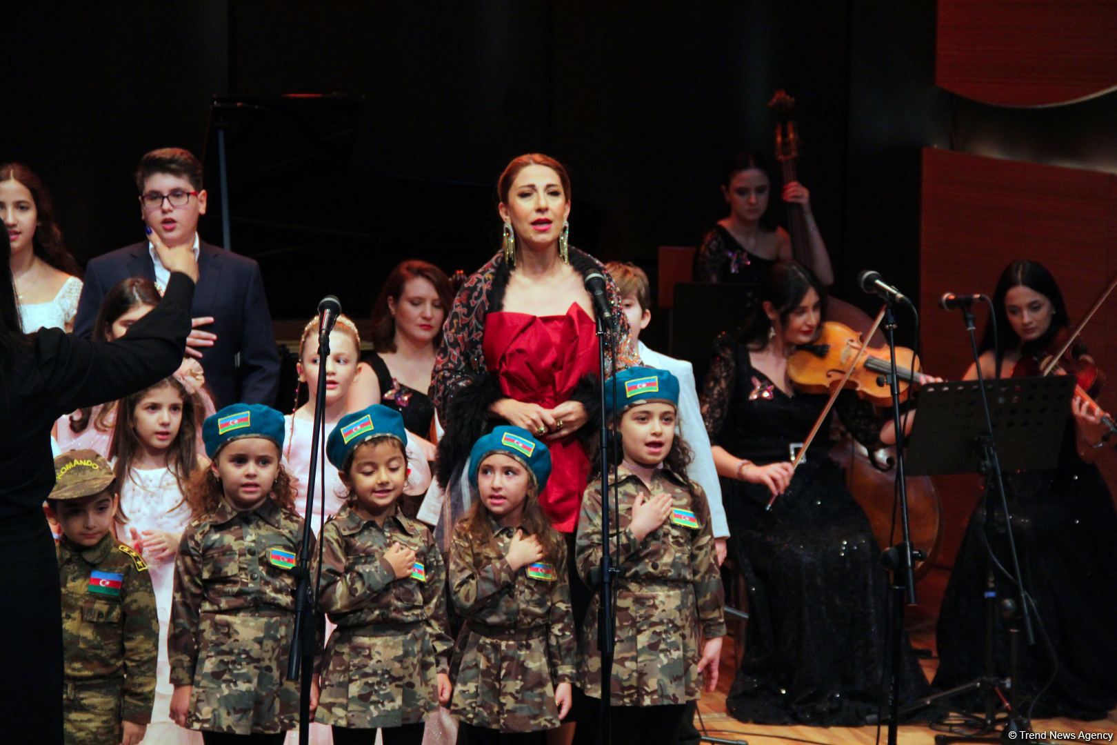 Воспитанники Фидан Гаджиевой выступили с концертом в честь Дня Победы и Дня Государственного флага (ВИДЕО, ФОТО)