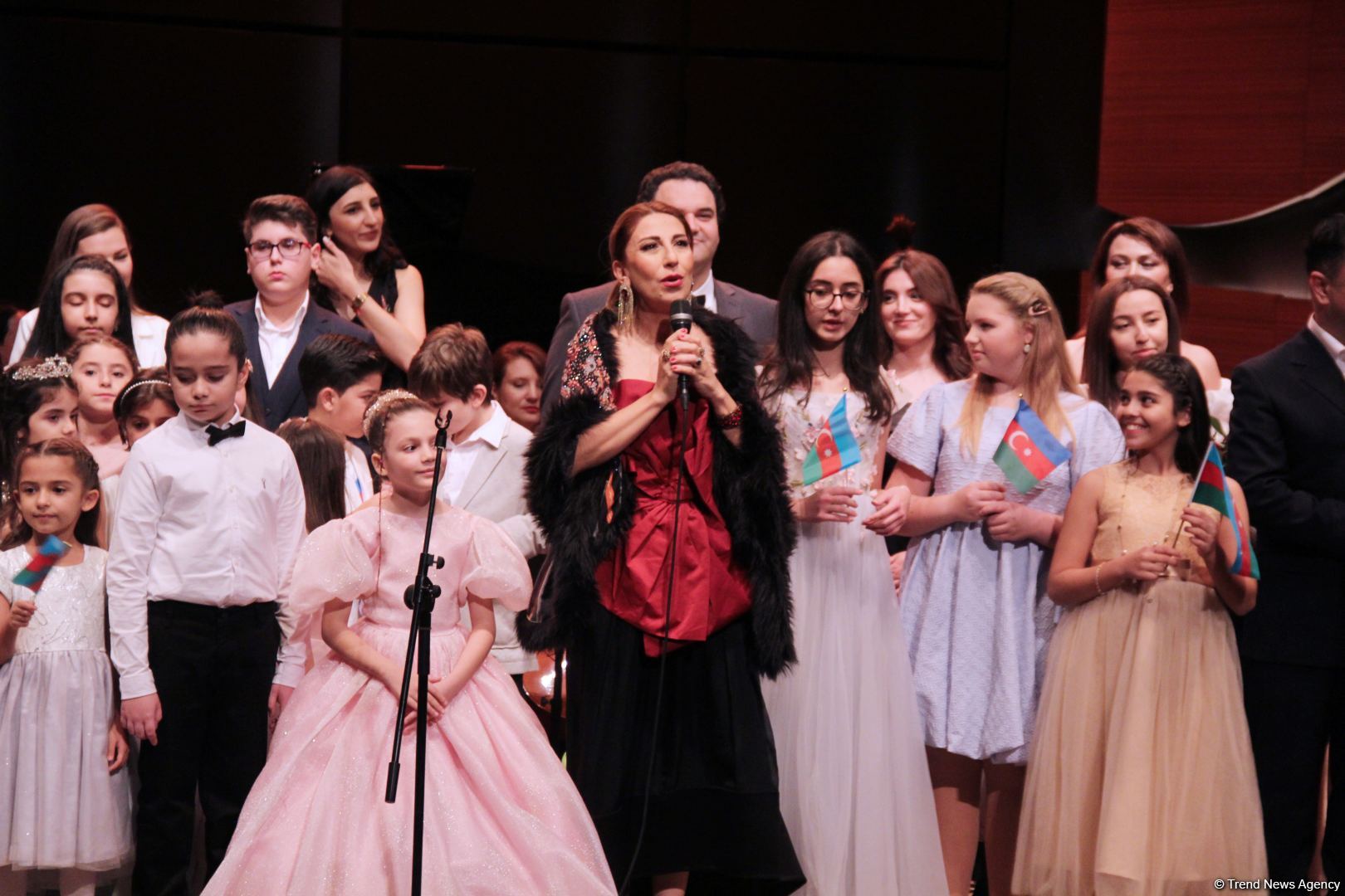 Воспитанники Фидан Гаджиевой выступили с концертом в честь Дня Победы и Дня Государственного флага (ВИДЕО, ФОТО)