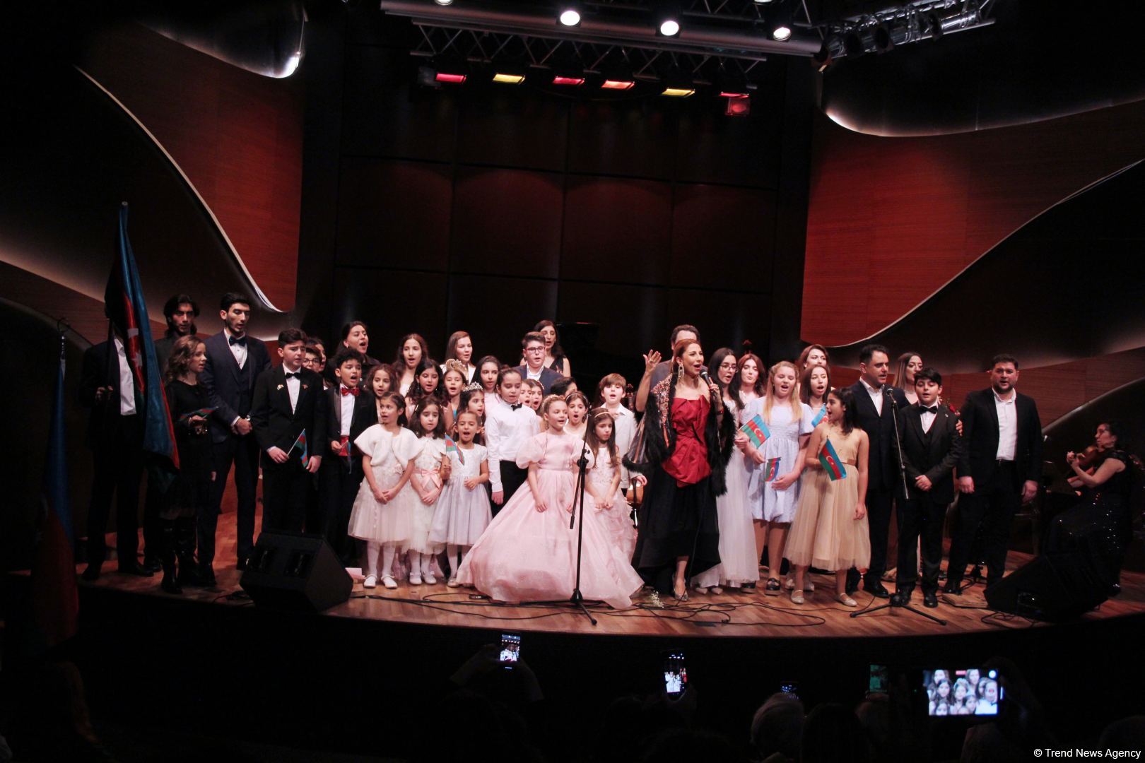 Воспитанники Фидан Гаджиевой выступили с концертом в честь Дня Победы и Дня Государственного флага (ВИДЕО, ФОТО)