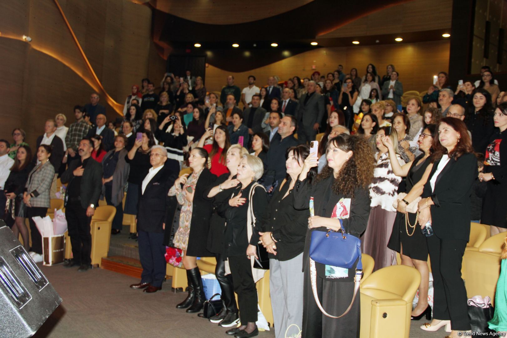 Воспитанники Фидан Гаджиевой выступили с концертом в честь Дня Победы и Дня Государственного флага (ВИДЕО, ФОТО)