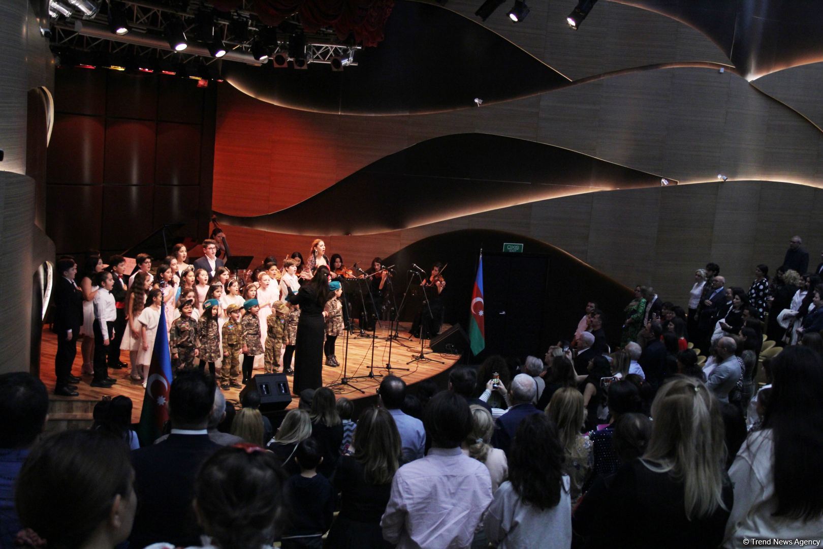 Воспитанники Фидан Гаджиевой выступили с концертом в честь Дня Победы и Дня Государственного флага (ВИДЕО, ФОТО)