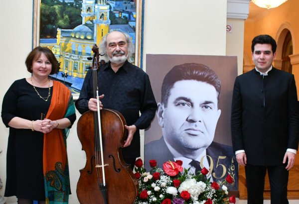 "Демон виолончели" выступил в Баку (ФОТО)
