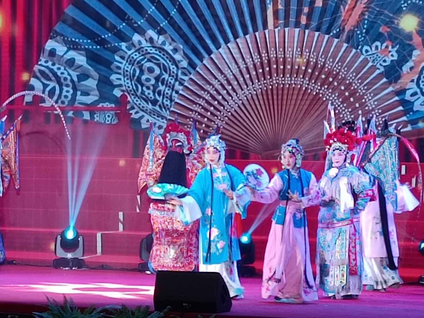 В Урумчи состоялся праздничный концерт, посвященный Форуму ШОС «Год туризма 2023»  (ФОТО)
