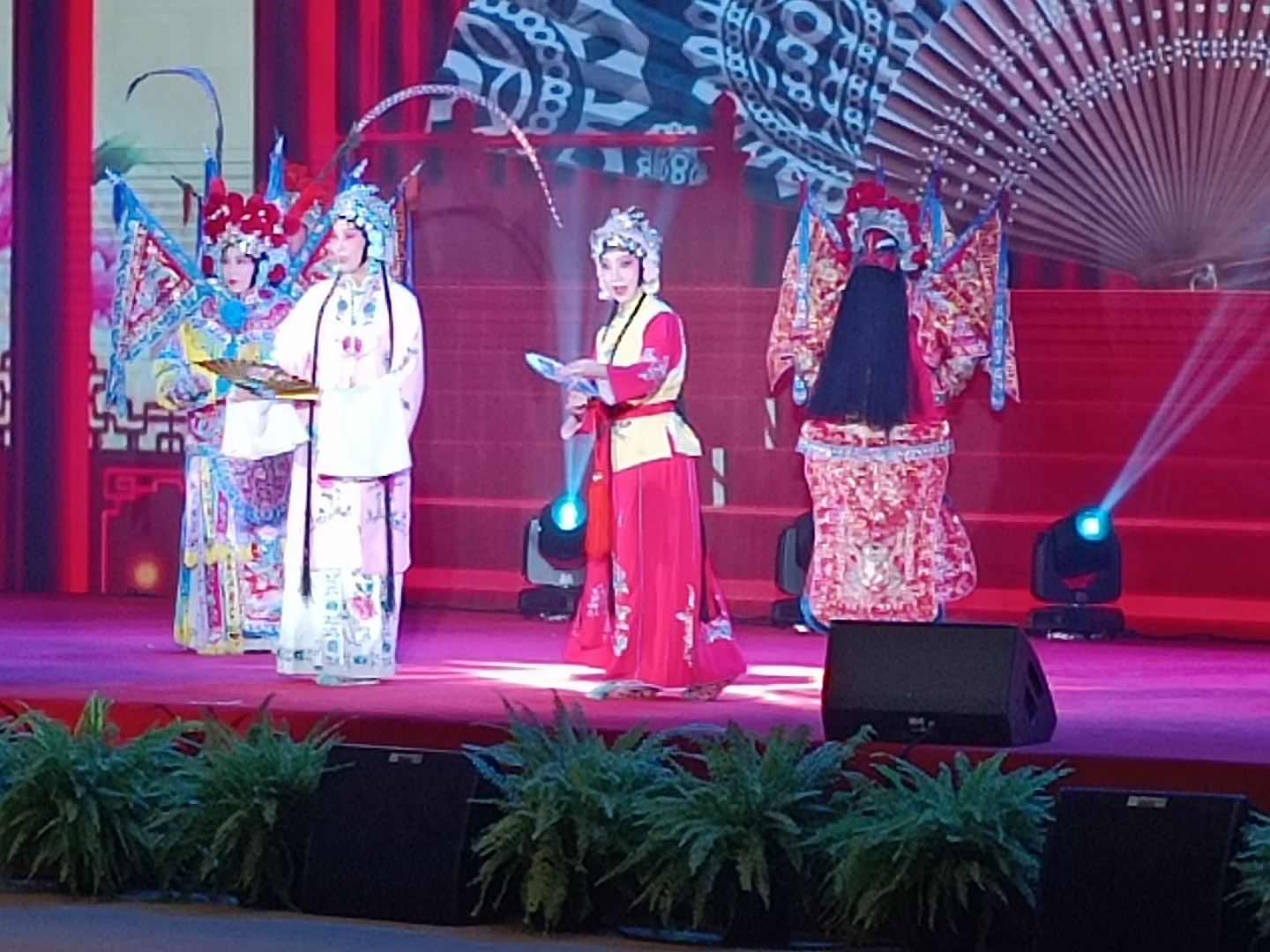 В Урумчи состоялся праздничный концерт, посвященный Форуму ШОС «Год туризма 2023»  (ФОТО)