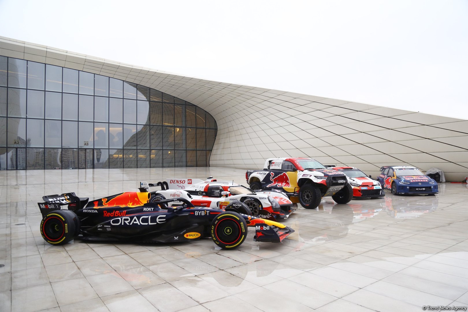 В Баку в рамках Недели FIA прошла выставка спортивных автомобилей (ФОТО/ВИДЕО)