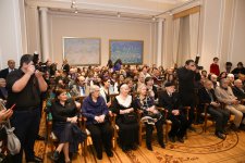 В Баку открылась выставка работ выдающегося художника, 95-летнего Тофига Агабабаева "Диалог со временем" (ФОТО)