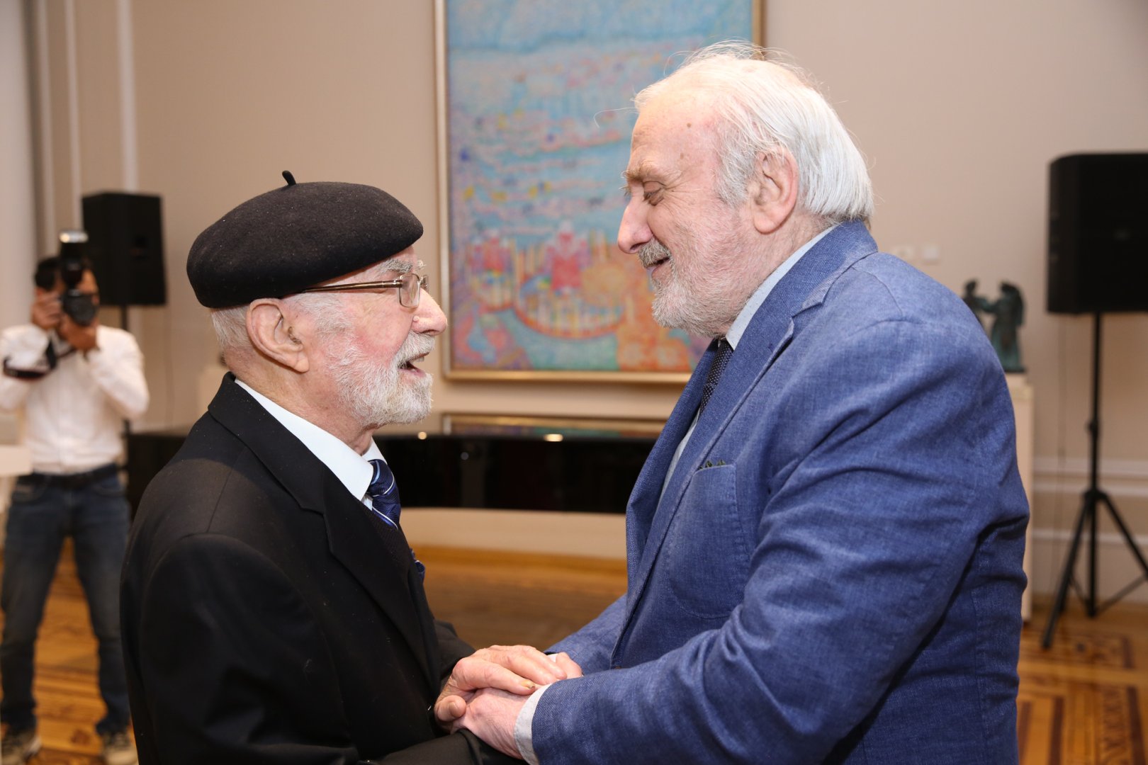 В Баку открылась выставка работ выдающегося художника, 95-летнего Тофига Агабабаева "Диалог со временем" (ФОТО)