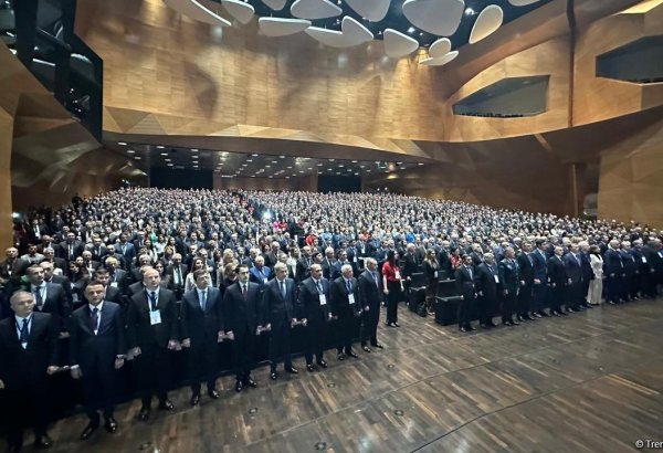 В Баку проходит XVI съезд учителей Азербайджана