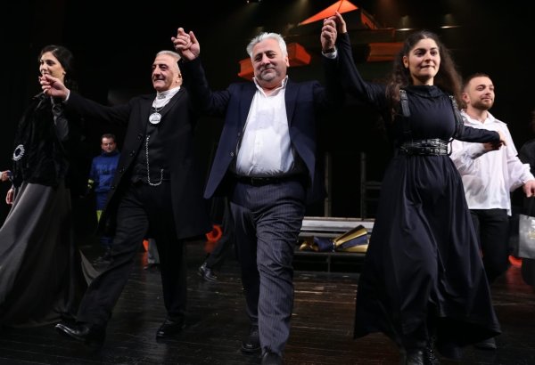 В Баку с успехом прошла премьера спектакля "Антигона" (ФОТО)