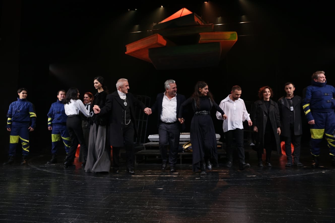 В Баку с успехом прошла премьера спектакля "Антигона" (ФОТО)