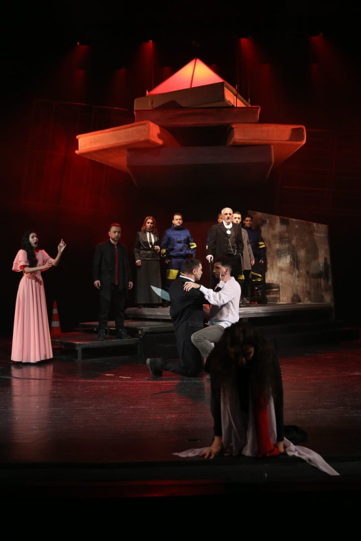 В Баку с успехом прошла премьера спектакля "Антигона" (ФОТО)