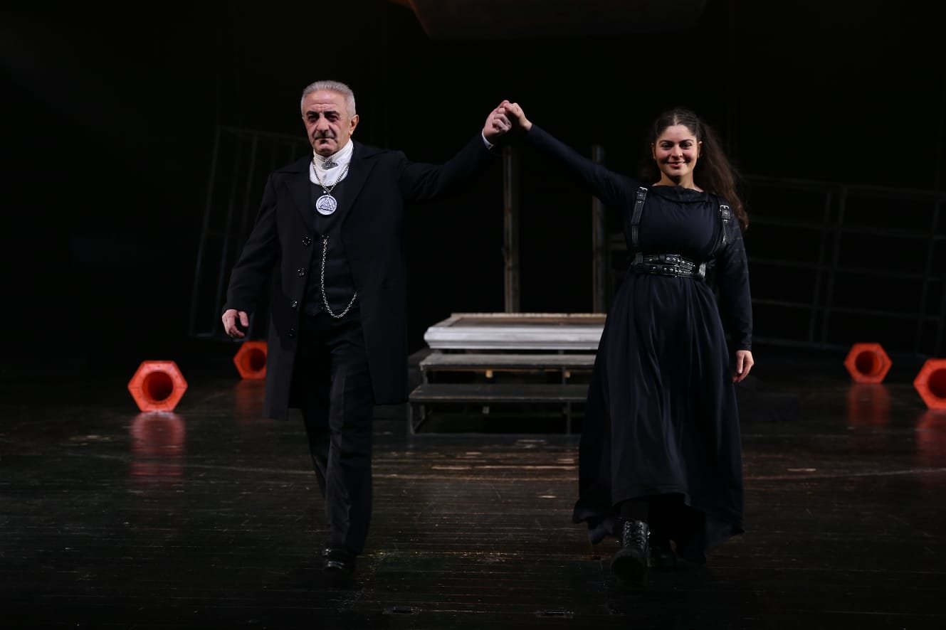 В Баку с успехом прошла премьера спектакля "Антигона" (ФОТО)