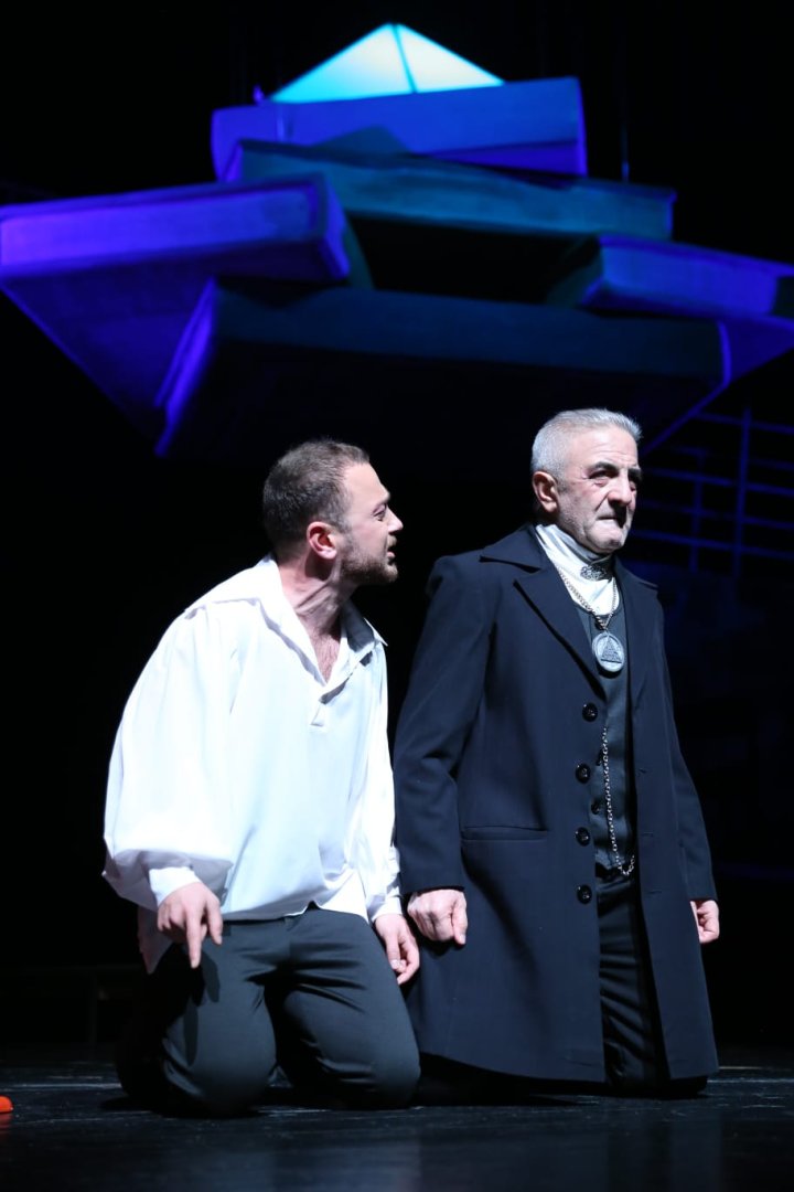 В Баку с успехом прошла премьера спектакля "Антигона" (ФОТО)