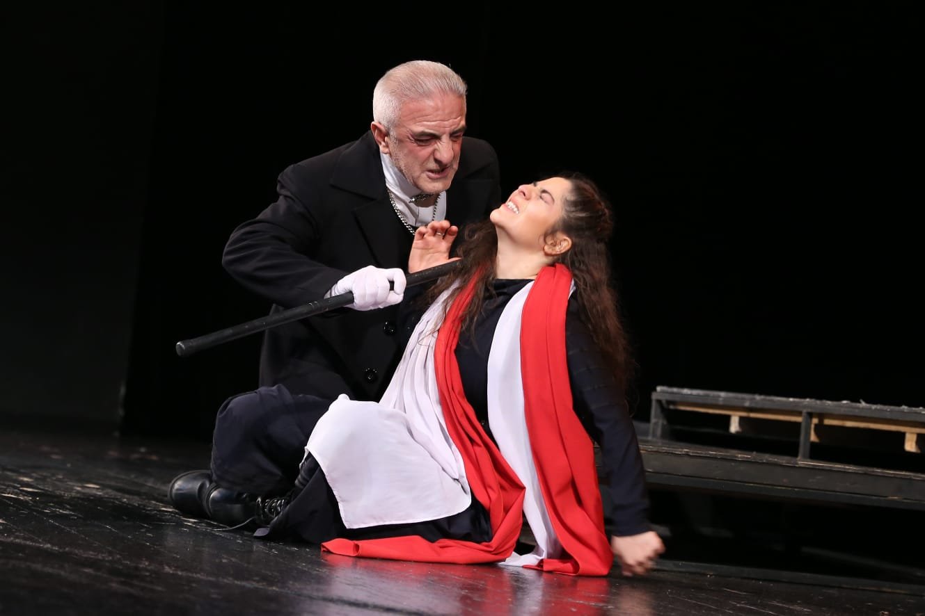 В Баку с успехом прошла премьера спектакля "Антигона" (ФОТО)