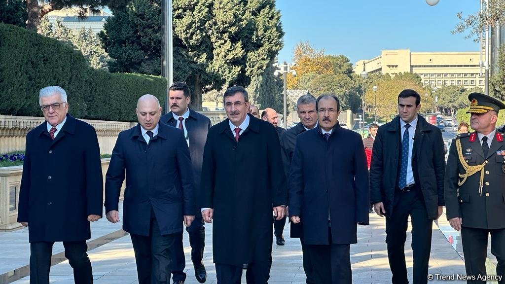 Джевдет Йылмаз посетил Аллею шехидов и памятник "Тюркское шехидство" (ФОТО)
