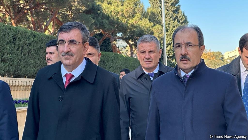 Джевдет Йылмаз посетил Аллею шехидов и памятник "Тюркское шехидство" (ФОТО)