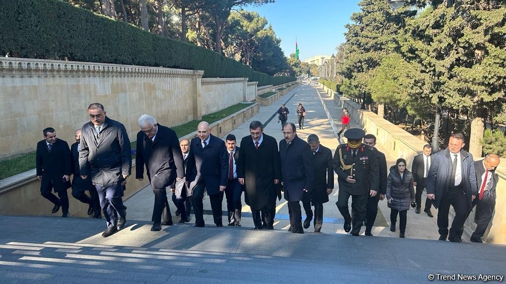 Джевдет Йылмаз посетил Аллею шехидов и памятник "Тюркское шехидство" (ФОТО)