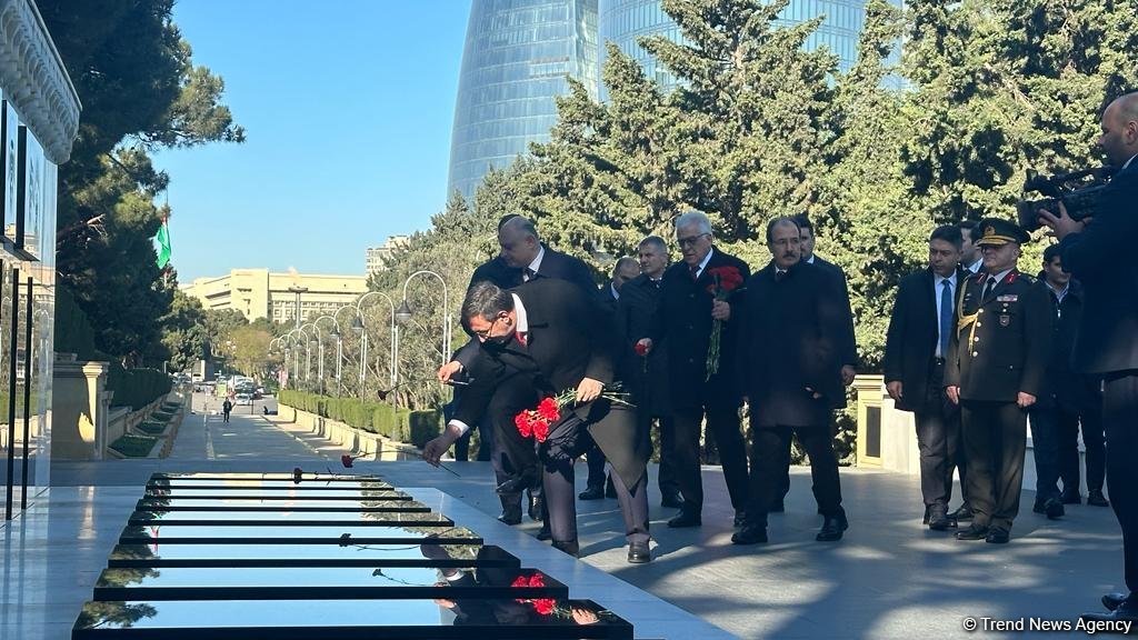 Джевдет Йылмаз посетил Аллею шехидов и памятник "Тюркское шехидство" (ФОТО)