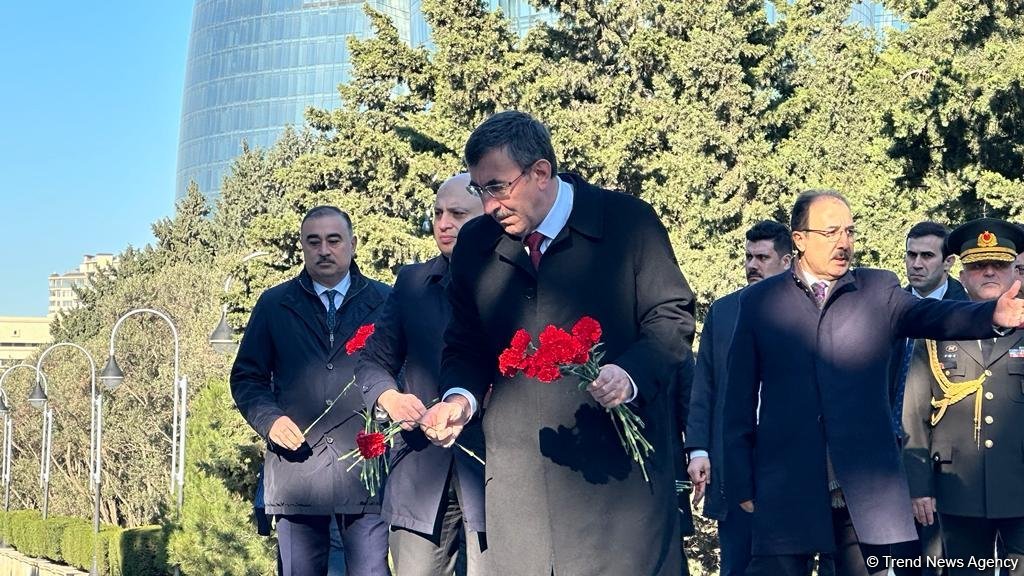 Джевдет Йылмаз посетил Аллею шехидов и памятник "Тюркское шехидство" (ФОТО)