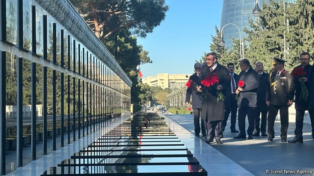 Джевдет Йылмаз посетил Аллею шехидов и памятник "Тюркское шехидство" (ФОТО)