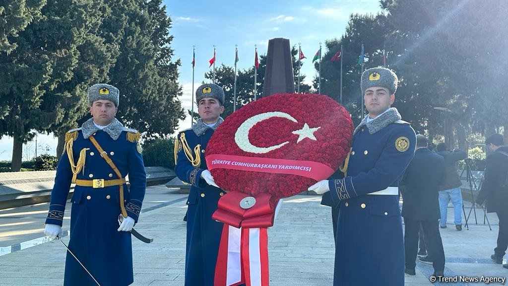Джевдет Йылмаз посетил Аллею шехидов и памятник "Тюркское шехидство" (ФОТО)