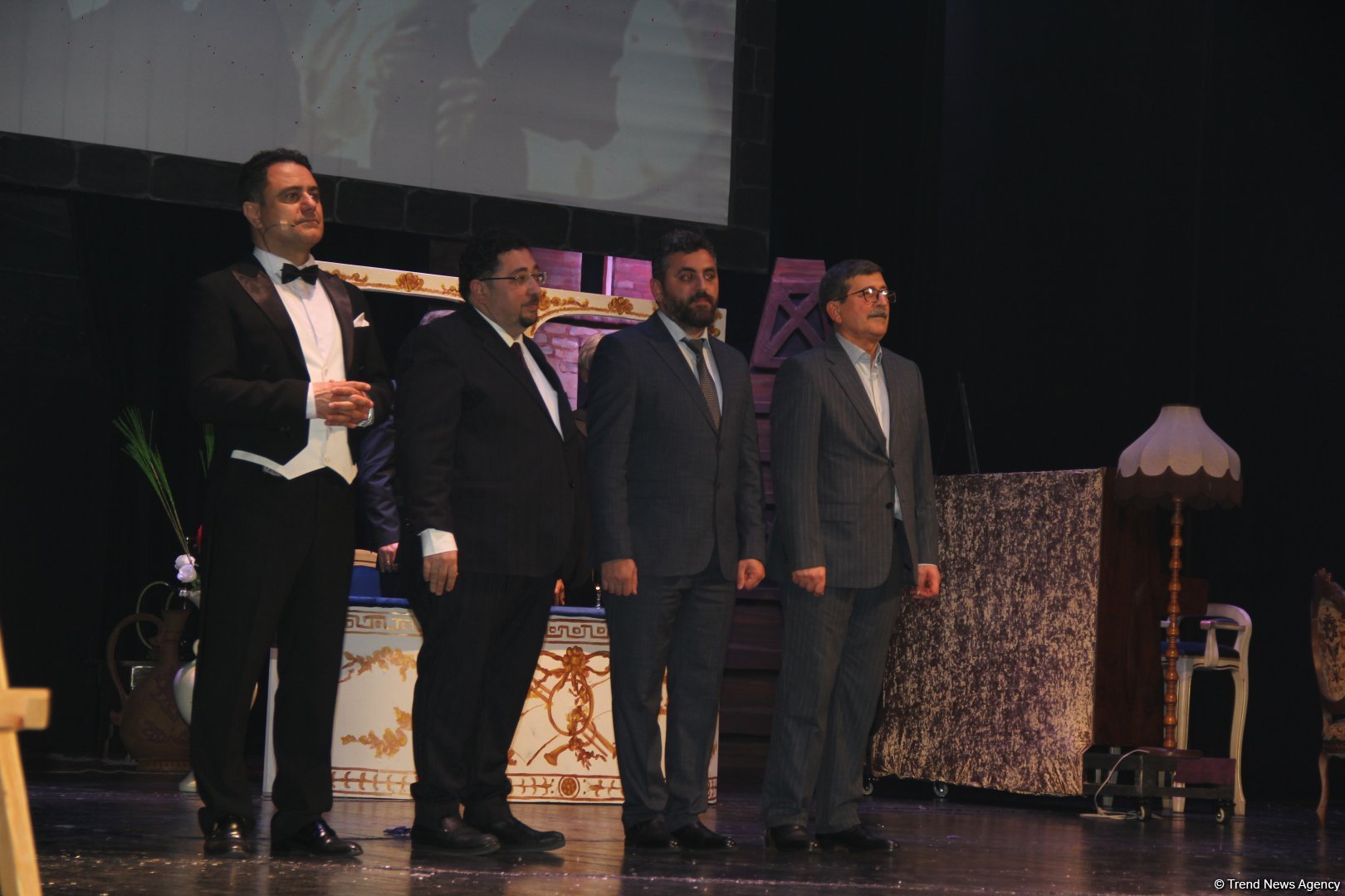 Феерический юбилей Юлия Гусмана в Баку отметили красочным спектаклем "Не бойся, мы с тобой!" (ВИДЕО, ФОТО)