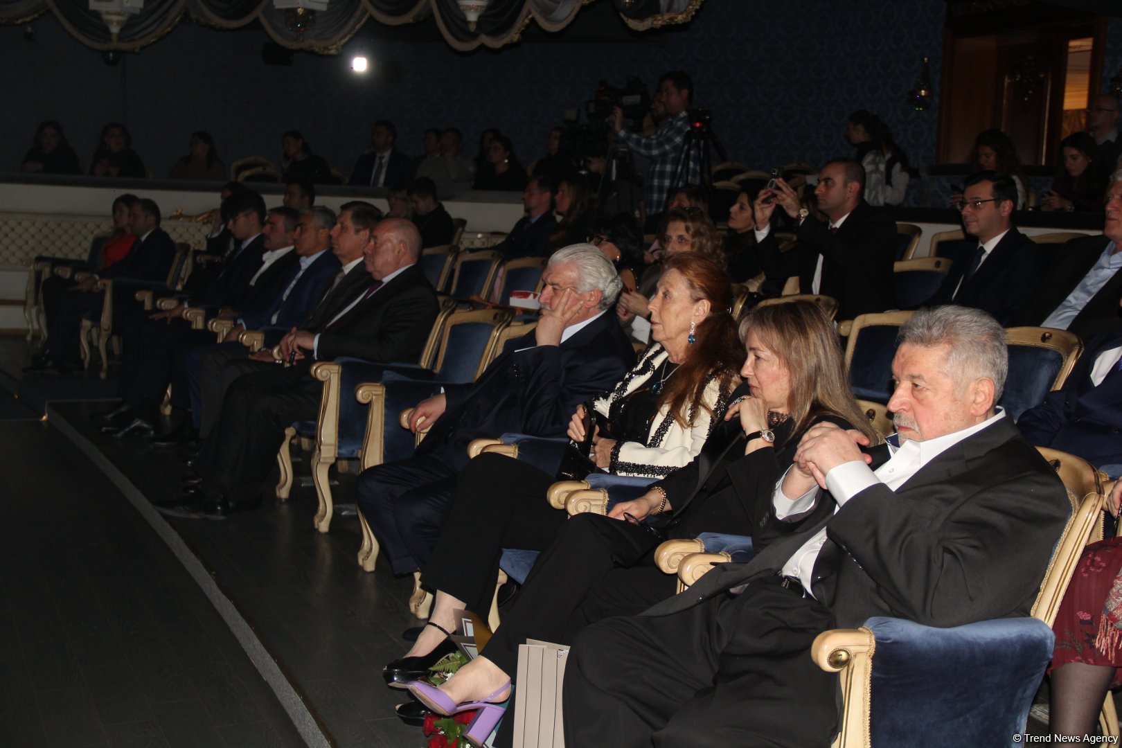 Феерический юбилей Юлия Гусмана в Баку отметили красочным спектаклем "Не бойся, мы с тобой!" (ВИДЕО, ФОТО)