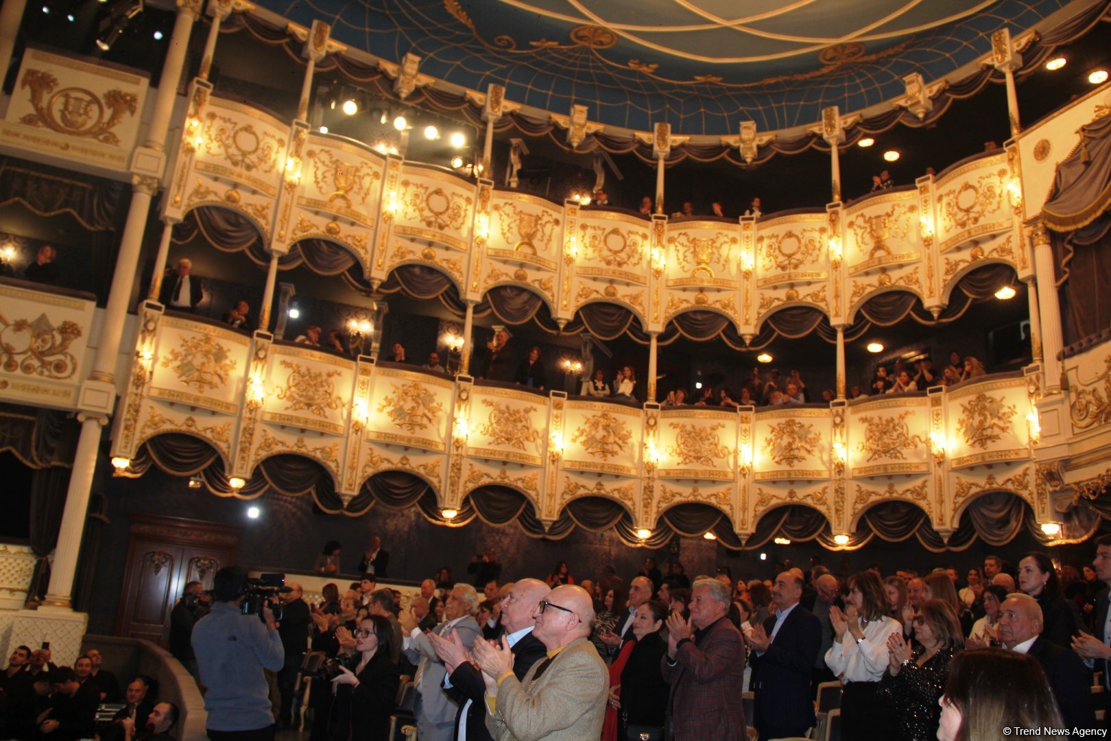 Феерический юбилей Юлия Гусмана в Баку отметили красочным спектаклем "Не бойся, мы с тобой!" (ВИДЕО, ФОТО)