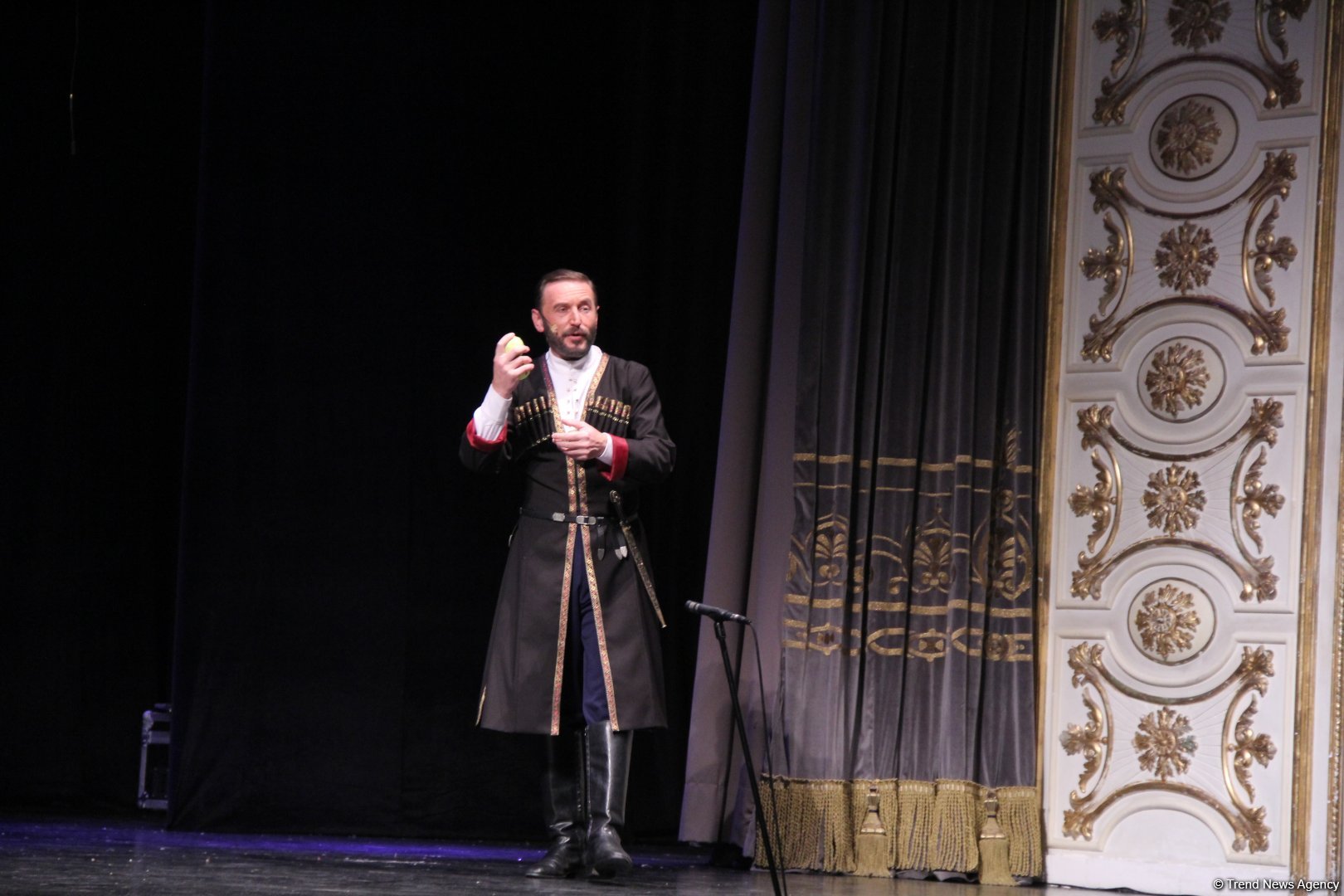 Феерический юбилей Юлия Гусмана в Баку отметили красочным спектаклем "Не бойся, мы с тобой!" (ВИДЕО, ФОТО)