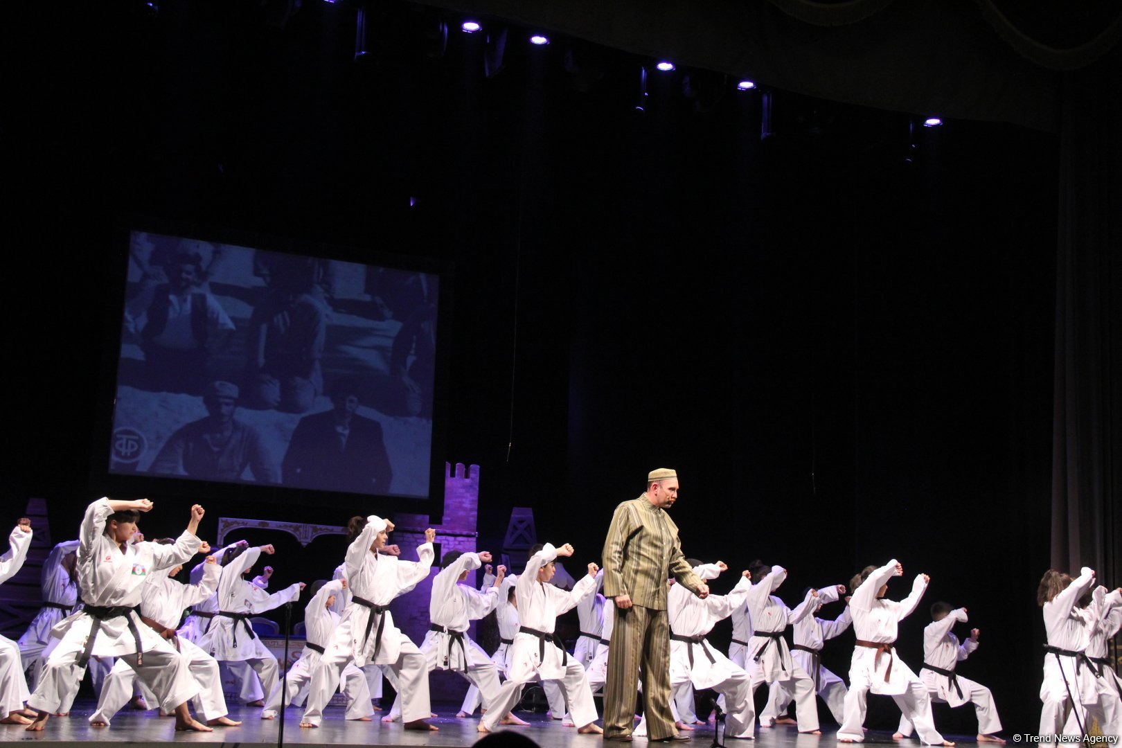 Феерический юбилей Юлия Гусмана в Баку отметили красочным спектаклем "Не бойся, мы с тобой!" (ВИДЕО, ФОТО)