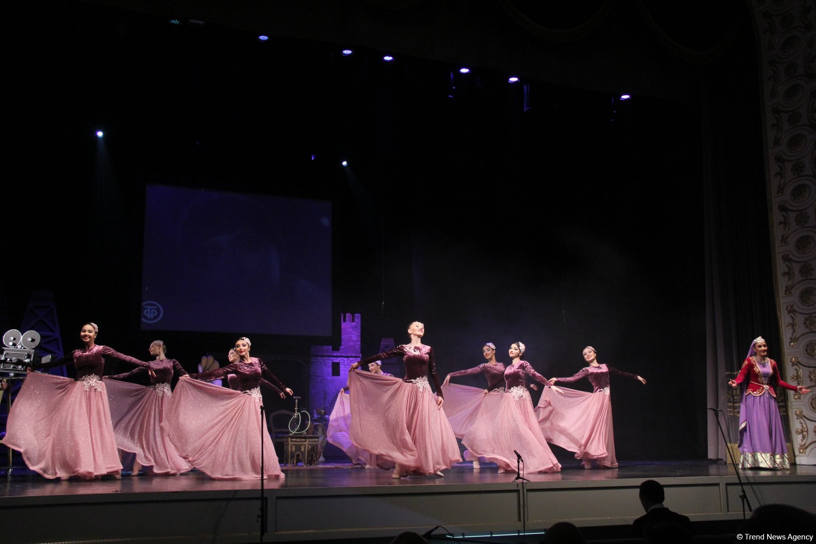 Феерический юбилей Юлия Гусмана в Баку отметили красочным спектаклем "Не бойся, мы с тобой!" (ВИДЕО, ФОТО)