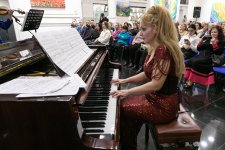 В Баку провели предновогодний концерт эстрадной музыки (ФОТО)