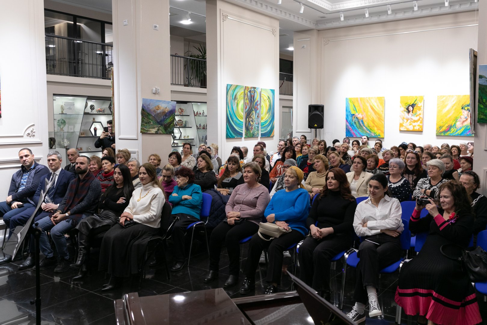 В Баку провели предновогодний концерт эстрадной музыки (ФОТО)