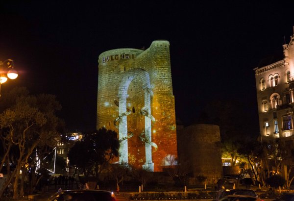 75-летие Serpenti в Баку: легендарные змеи BULGARI на фасаде Девичьей башни (ФОТО/ВИДЕО)