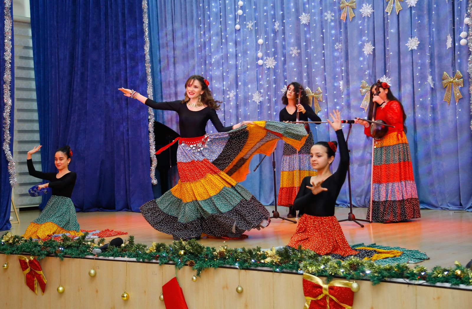 В Баку прошел концерт, посвященный Дню солидарности азербайджанцев мира и Новому году (ФОТО)