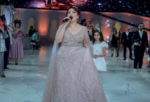 Математик и певица Улькер Гулиева провела творческий вечер в образе королевы (ФОТО)