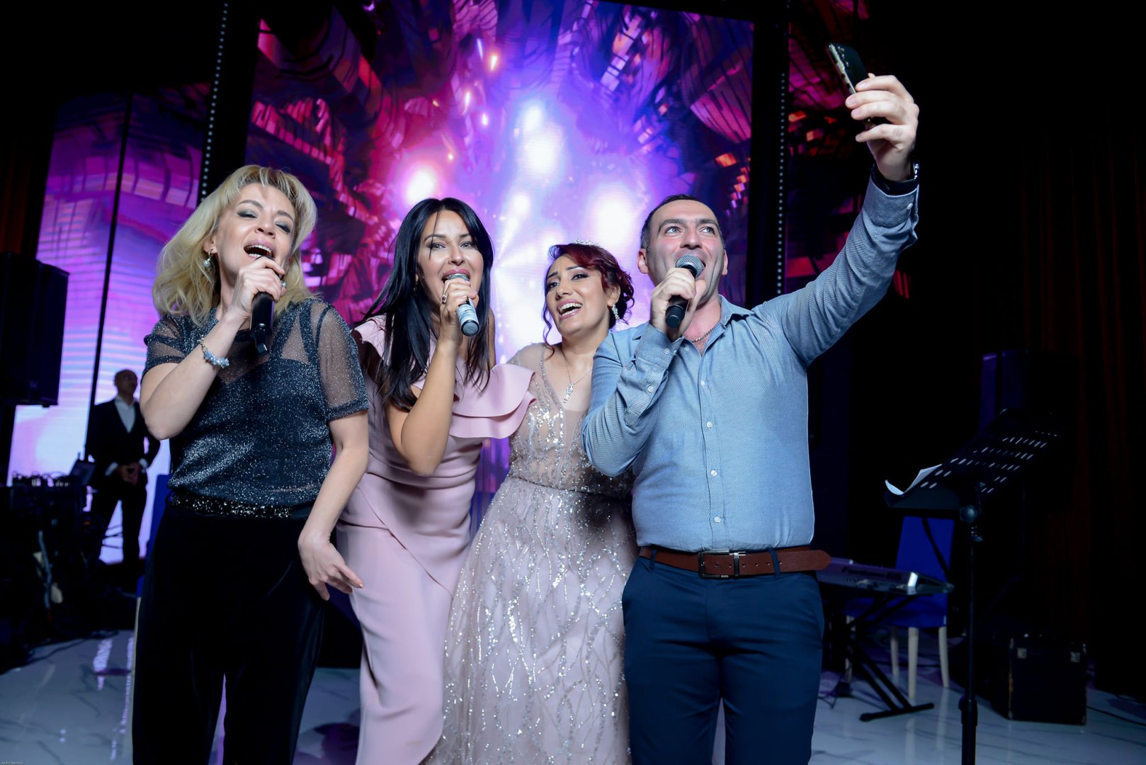 Математик и певица Улькер Гулиева провела творческий вечер в образе королевы (ФОТО)