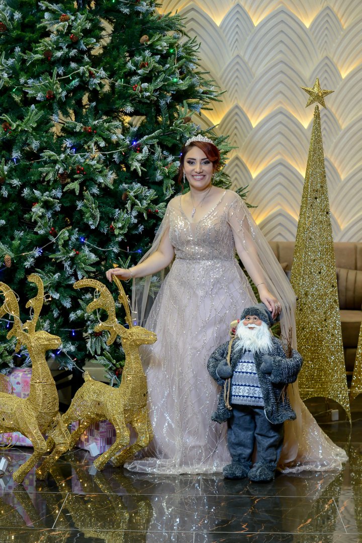 Математик и певица Улькер Гулиева провела творческий вечер в образе королевы (ФОТО)