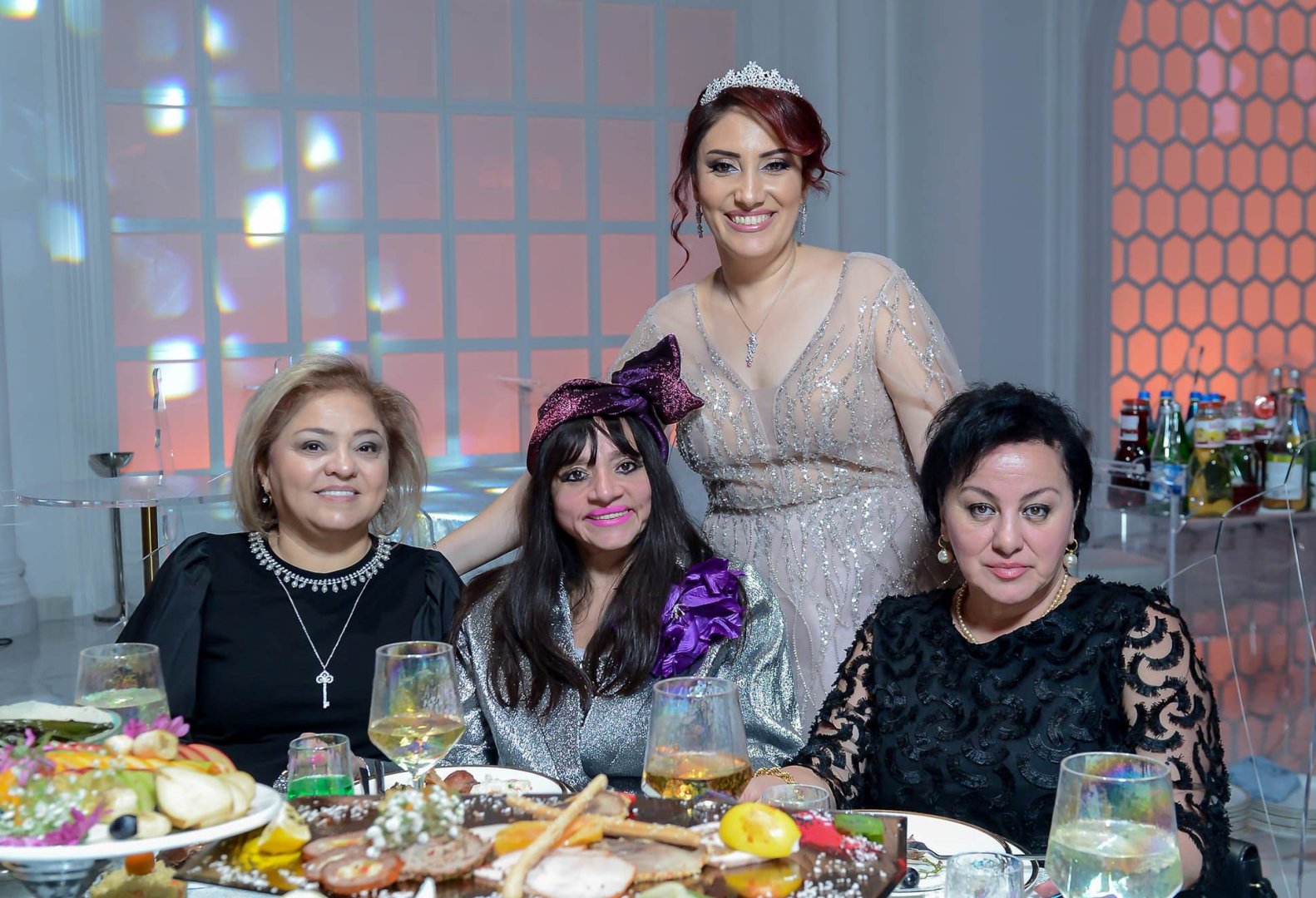 Математик и певица Улькер Гулиева провела творческий вечер в образе королевы (ФОТО)