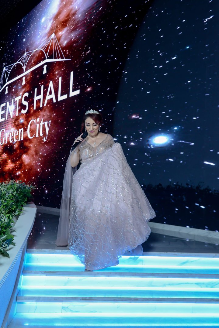 Математик и певица Улькер Гулиева провела творческий вечер в образе королевы (ФОТО)