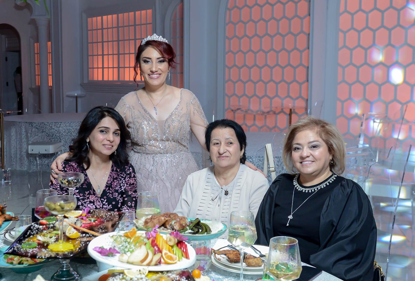 Математик и певица Улькер Гулиева провела творческий вечер в образе королевы (ФОТО)