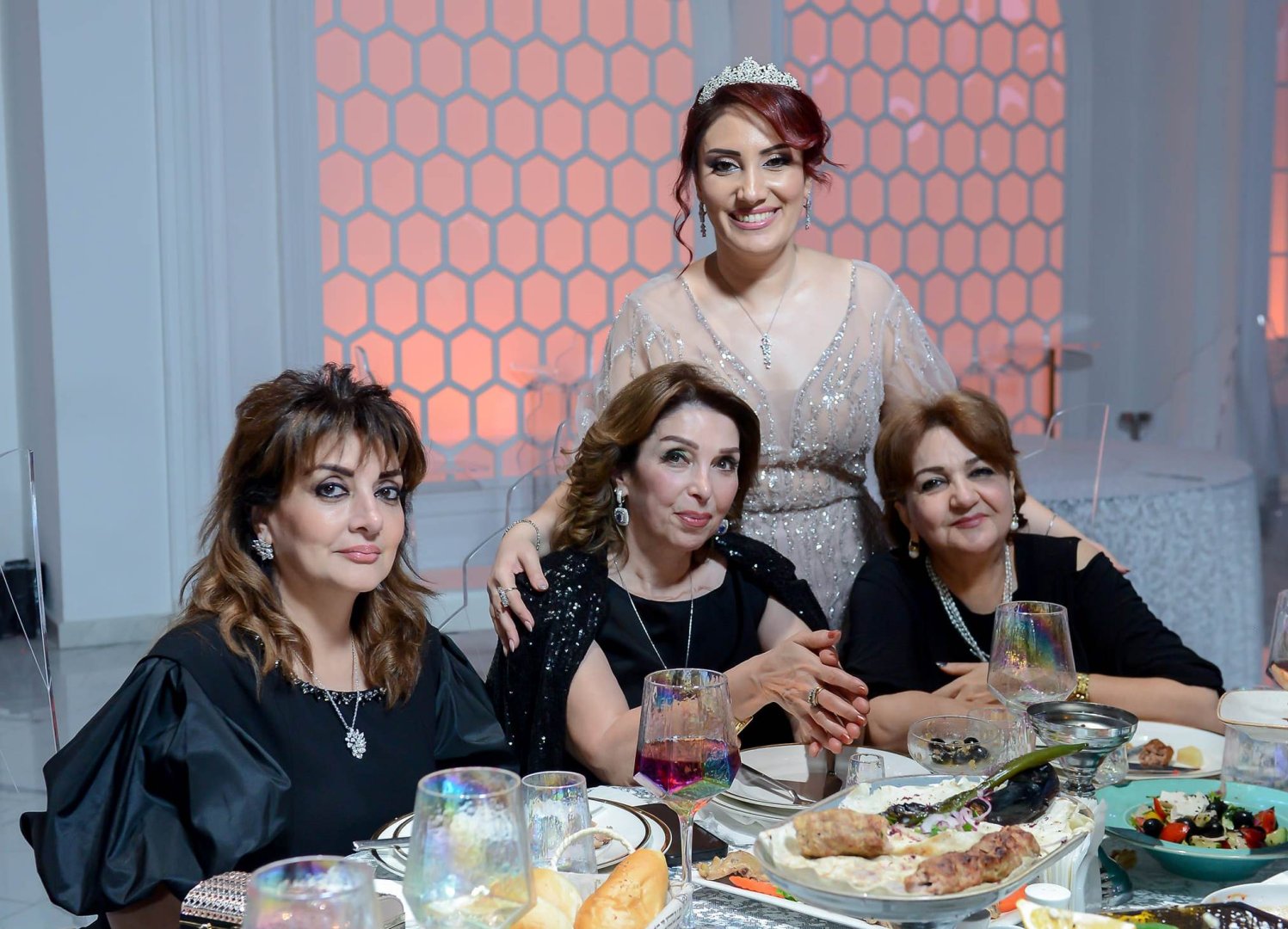 Математик и певица Улькер Гулиева провела творческий вечер в образе королевы (ФОТО)